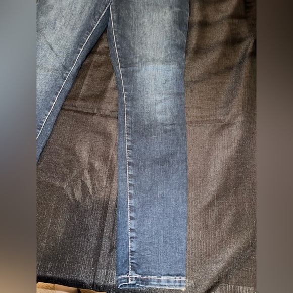 Good American Good Legs Cropped Jeans in a 10/30 - Picture 7 of 9